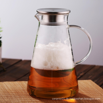 Hausgemachter Saft-Eistee aus Glaskrug